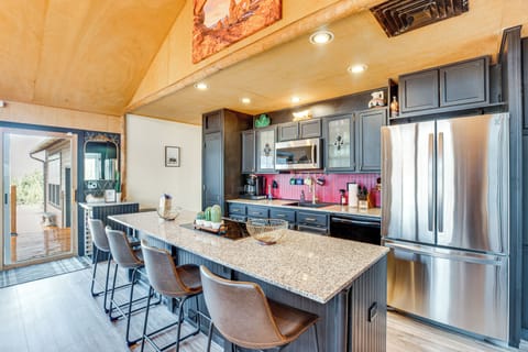 Kitchen | Keurig K-Duo | Complimentary Coffee | Toaster | Blender | Air Fryer