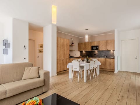 Cloud, Sky, Building, Plant, Window, Property, Green, House, Land Lot, Tree