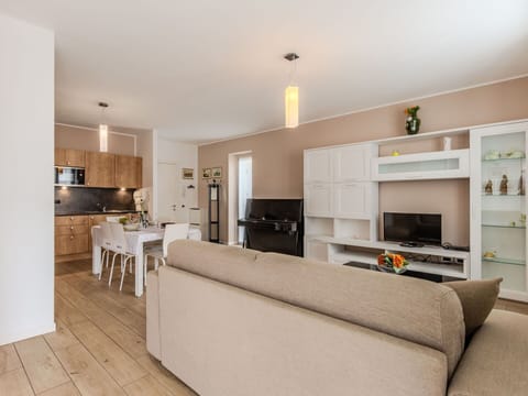 Cloud, Sky, Building, Plant, Window, Property, Green, House, Land Lot, Tree