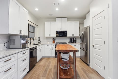 All Appliances & Kitchenware Provided