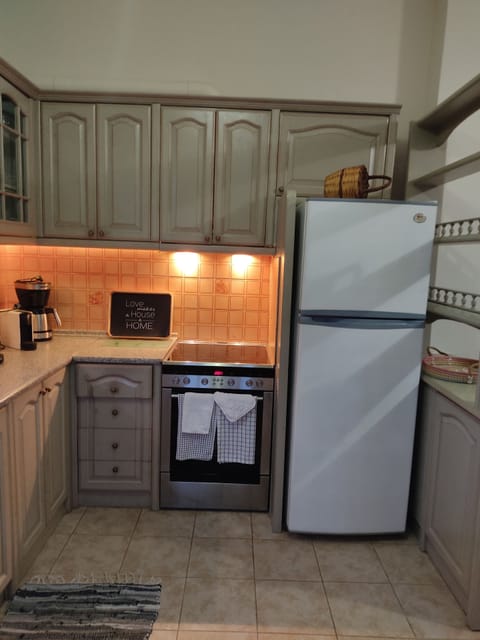 Fridge, microwave, oven, coffee/tea maker