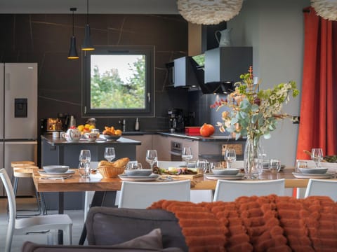 Dining table & Kitchen