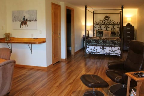 Private Suite: Queen bed, kitchenette, en-suite bathroom, private deck