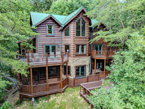 Spacious 3-level cabin tucked into the trees with multiple decks, outdoor seating, and scenic forest views — perfect for large groups or family getaways. 🌲🏡