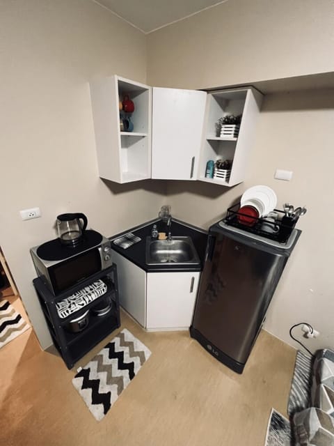 Fridge, microwave, stovetop, cookware/dishes/utensils