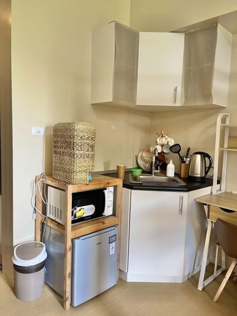 Fridge, microwave, stovetop, cookware/dishes/utensils