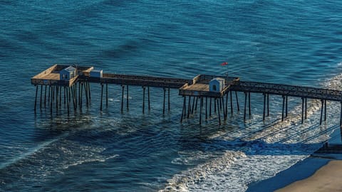 Beach nearby, sun loungers, beach towels