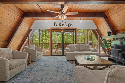 Welcome to Hook, Wine & Stinkers!