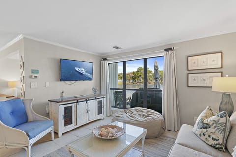 Tranquil lake views - Sandpiper Shores