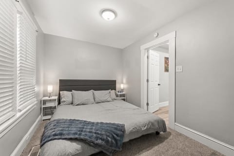 Effortless elegance in this stunning bedroom. The king-size bed is the star of the show! ✨