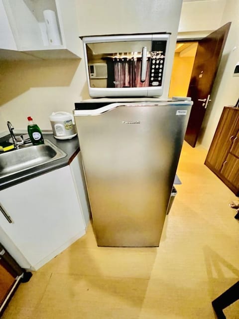 Fridge, microwave, stovetop, cookware/dishes/utensils