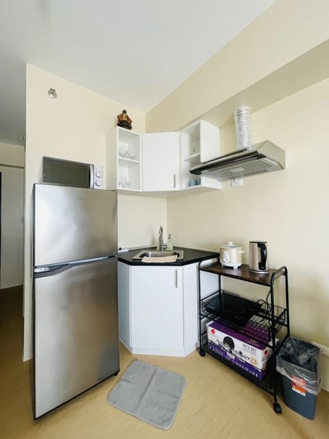 Fridge, microwave, stovetop, cookware/dishes/utensils