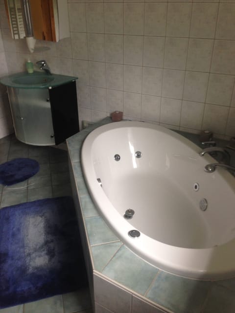 Shower, jetted tub, hair dryer, towels