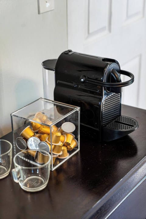 Disfruta de un café recién hecho con nuestra moderna cafetera. Con múltiples configuraciones, podrás preparar desde un espresso intenso hasta un café suave en minutos.