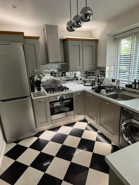 348b9298 e976 46ae aa8d 7ba54b8da647