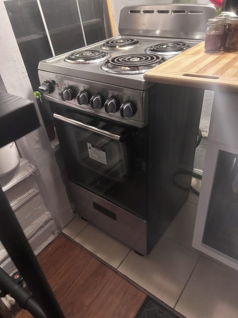 Oven, stovetop, coffee/tea maker, coffee grinder