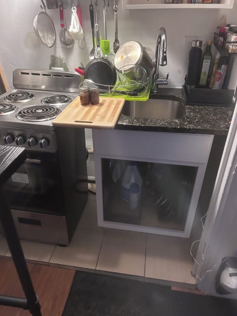 Oven, stovetop, coffee/tea maker, coffee grinder