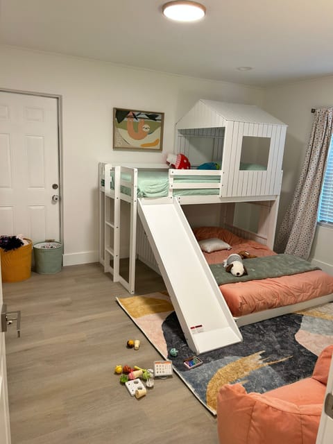 4 bedrooms, desk, iron/ironing board, travel crib