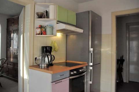 Fridge, oven, stovetop, coffee/tea maker