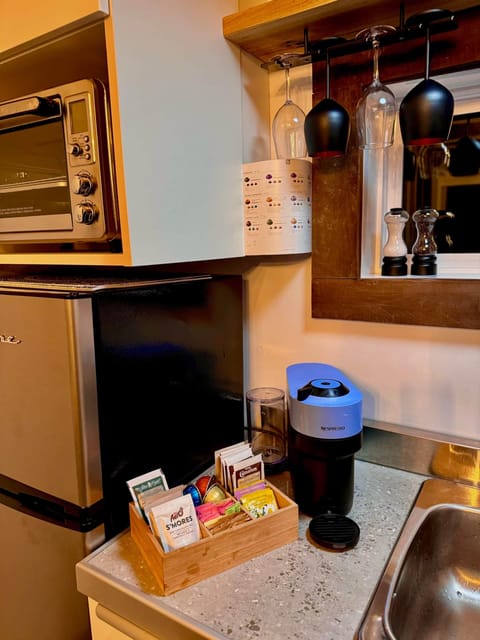 Fridge, microwave, dishwasher, coffee/tea maker