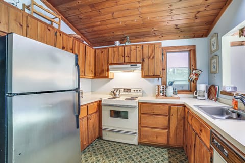 Fridge, stovetop, dishwasher, coffee/tea maker