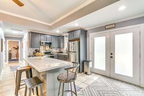 Dining Bar | Dishware/Flatware