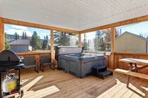 Indoor spa tub