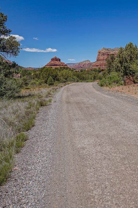 Close to Sedona's Top Hiking Trails, including Cathedral Rock and Bell Rock (10 minutes)