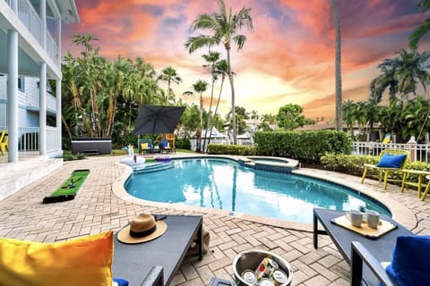 Resort-style pool with lounge seating and vibrant sunset views, just minutes from Las Olas Beach. Ideal for family relaxation and entertaining. #VacationRental #PoolsideLiving #LasOlasBeach