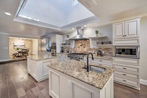 If you want to cook a wholesome and flavorful meal, easily chop and prep with the cutting board and gourmet knife set, while our well-stocked spice rack ensures your dishes are packed with optimal taste and seasoning.