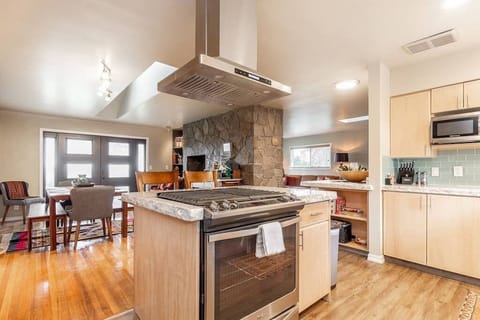 Large, open-concept kitchen, perfect for family meals and gatherings with friends!