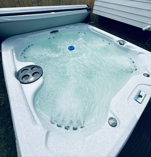 💦 Bubbles, jets, and good vibes only! Soak away your stress in this sparkling clean, guest-favorite hot tub — open year-round and perfect for chill nights or morning dips.