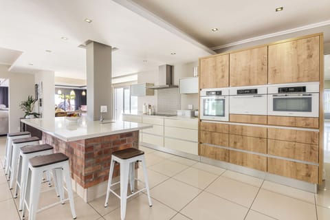 The six seater kitchen island makes it easy for everyone to lend a hand.