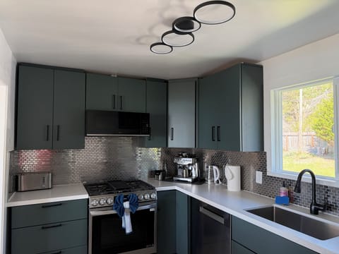 Brand new remodeled kitchen (Nov 2025). Plus new white goods & kitchenware.