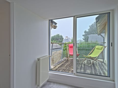 Floor, Flooring, Apartment, Home, Glass, Daylighting, Shade, Balcony, Houseplant, Hardwood