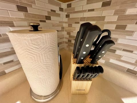 Knives & Paper Towels