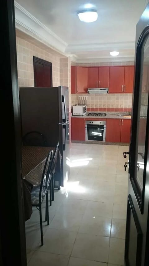 Fridge, oven, stovetop, cookware/dishes/utensils