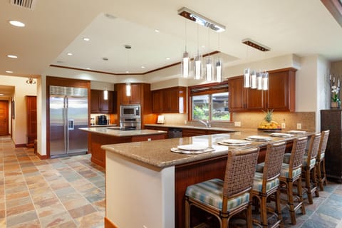 Additional island bar seating for 5