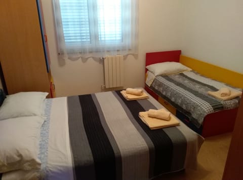 2 bedrooms, iron/ironing board, internet, bed sheets