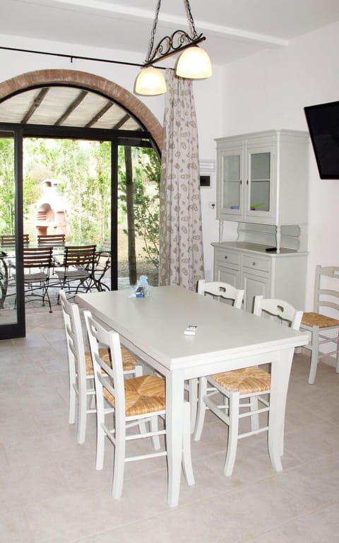 Water, Plant, Daytime, Property, Building, Swimming Pool, Azure, Tree, Sky, Architecture