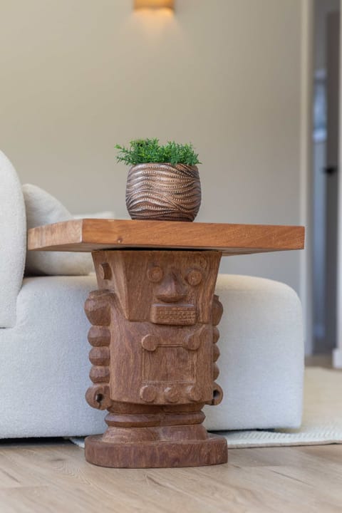 Decorative side table with natural textures. 🌾