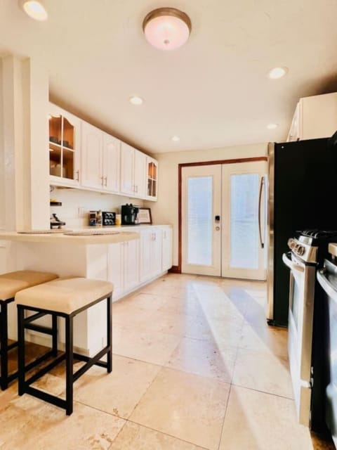 Modern full kitchen, equipped with top-of-the-line appliances and sleek finishes for a stylish cooking experience.