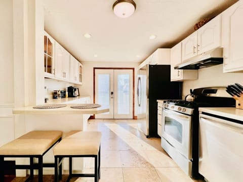 Modern full kitchen, equipped with top-of-the-line appliances and sleek finishes for a stylish cooking experience.