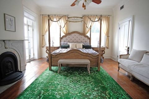 Bedroom 3 - Main House (King Bed - 2nd Floor)