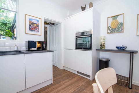 Terrace House on Canal, Worcester - Host & Stay