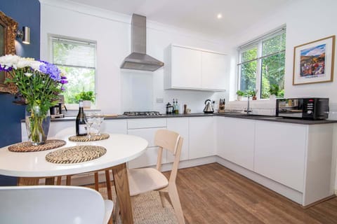 Terrace House on Canal, Worcester - Host & Stay