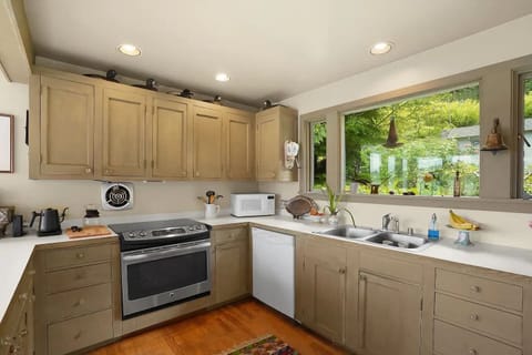 Spacious kitchen with all the necessary appliances for those wanting to whip up a delicious meal.