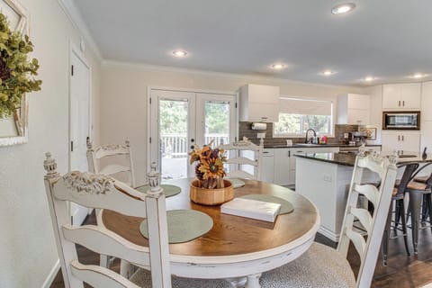 Dining Area | Dishware & Flatware Provided | Central A/C & Heat