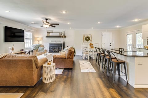 Mountain Home Vacation Rental | 2BR | 2BA | 1,300 Sq Ft | 2 Steps to Access