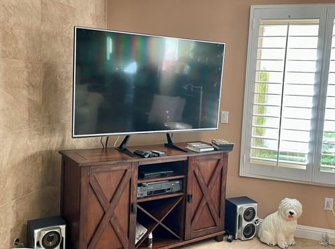 Flat screen 55" TV with blu-ray and stereo plus numerous dvds / blus